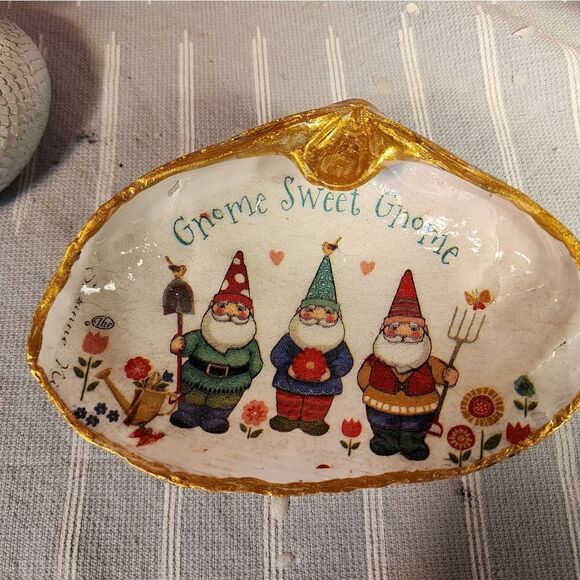 DECOUPAGE CLAM SHELL DECOUPAGE GNOME SWEET GNOME CLAM SHELL TRINKET DISH - Picture 4 of 11